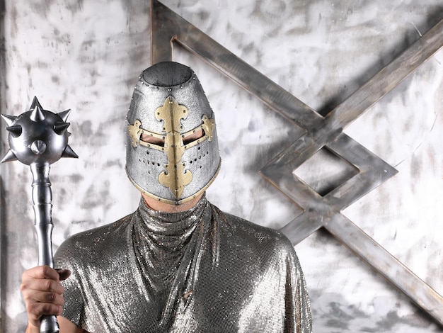 ritratto di un cavaliere medievale in elmo e armatura