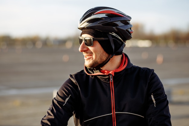 Ritratto di un ciclista in un casco nero e occhiali di protezione