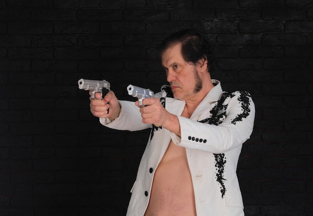 ritratto di un criminale in giacca bianca con pistole