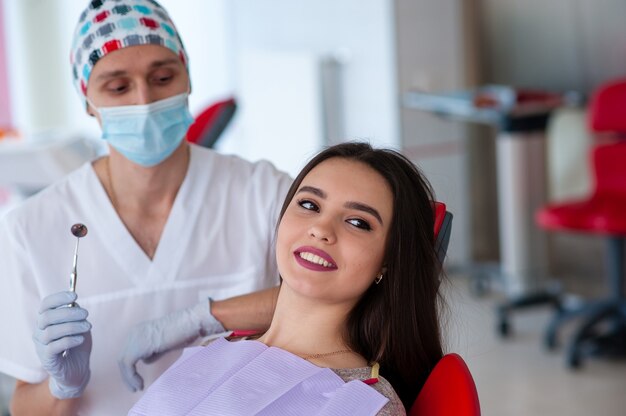 Ritratto di un dentista e una bella ragazza in odontoiatria