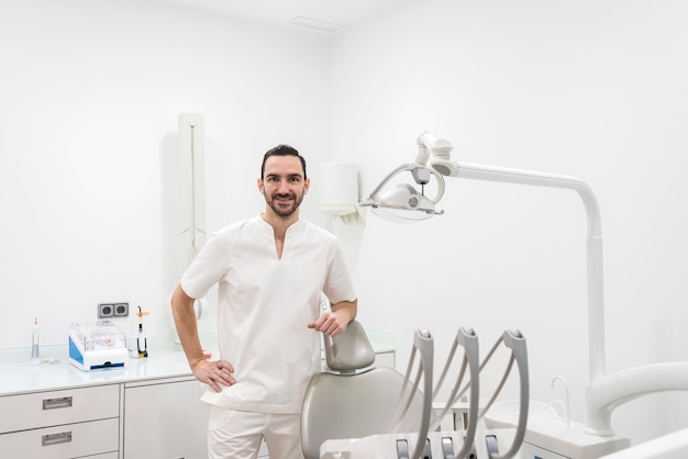 Ritratto di un dentista sorridente in clinica