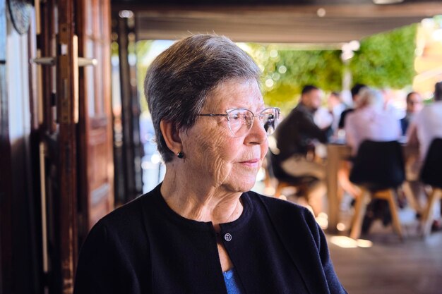 Ritratto di un'elegante donna ottogenaria in un ristorante