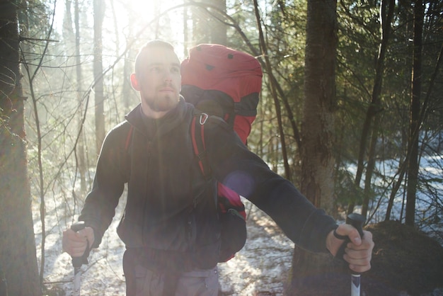 Ritratto di un escursionista maschio in una foresta primaverile