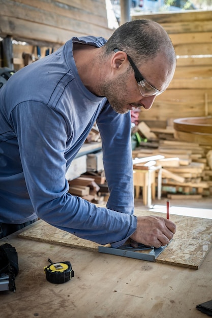 Ritratto di un falegname che lavora nell'officina del legno