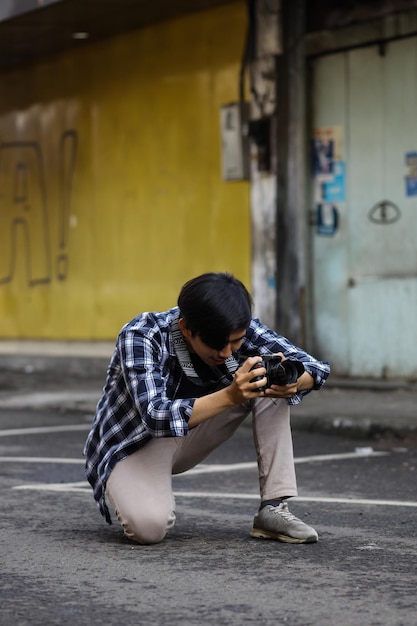 Ritratto di un fotografo di strada che scatta foto