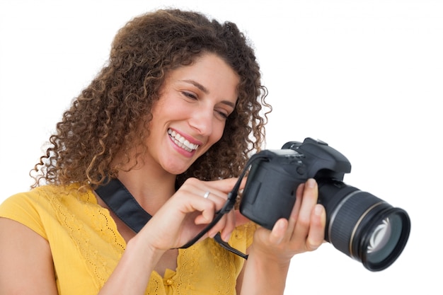 Ritratto di un fotografo femminile su sfondo bianco