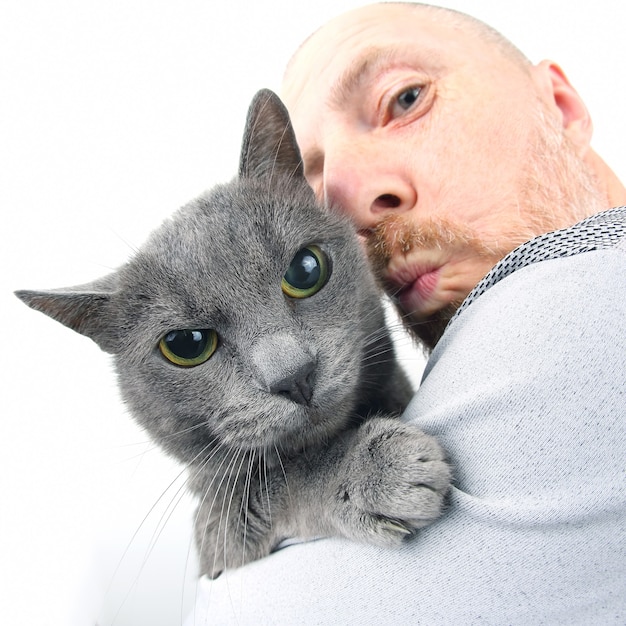 Ritratto di un gatto grigio con un uomo