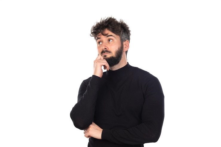 Foto ritratto di un giovane che guarda lontano sullo sfondo bianco