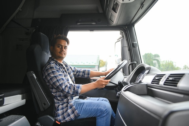 Ritratto di un giovane e bello camionista indiano Il concetto di logistica e trasporto merci
