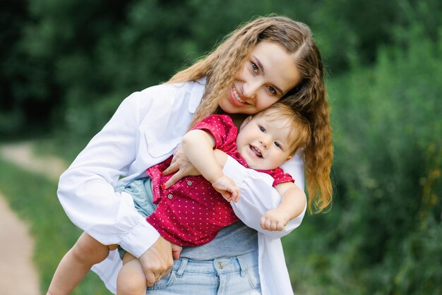 Ritratto di un giovane felice e di un bambino