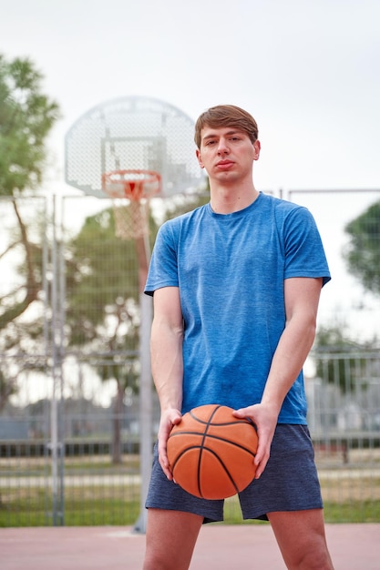 Ritratto di un giovane giocatore di basket in campo