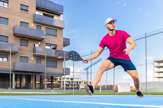 Ritratto di un giovane giocatore di pickleball che gioca a un gioco all'aperto