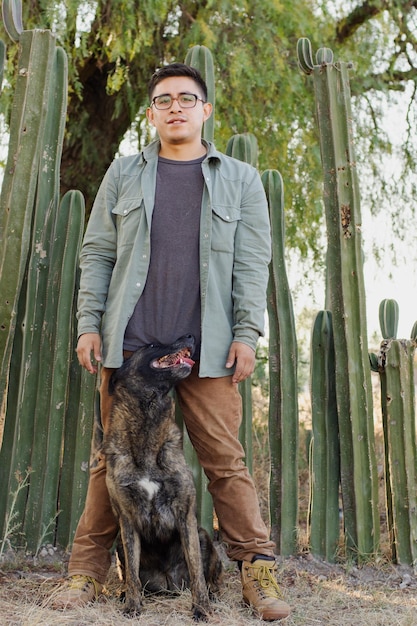 Ritratto di un giovane latino con il suo cane nella campagna messicana