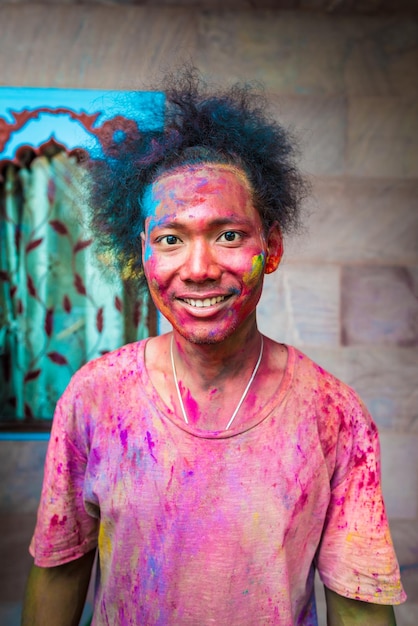 Ritratto di un giovane ricoperto di vernice in polvere durante Holi