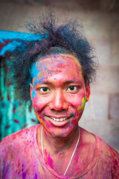 Ritratto di un giovane ricoperto di vernice in polvere durante Holi