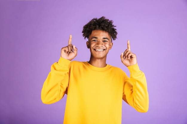 Ritratto di un giovane uomo afroamericano sorridente