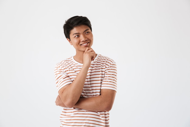 Ritratto di un giovane uomo asiatico pensieroso sorridente