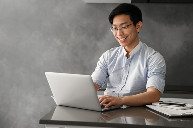 Ritratto di un giovane uomo asiatico sorridente di lavoro