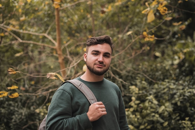 Ritratto di un giovane uomo caucasico bello in un parco