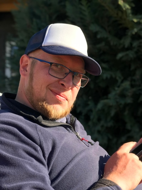 Ritratto di un giovane uomo che indossa un cappello