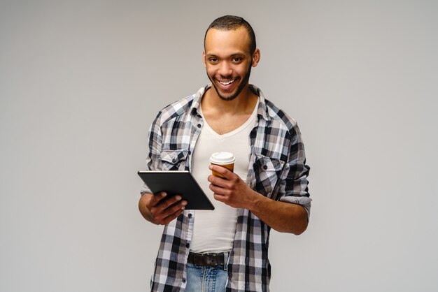 Ritratto di un giovane uomo che indossa una camicia casual