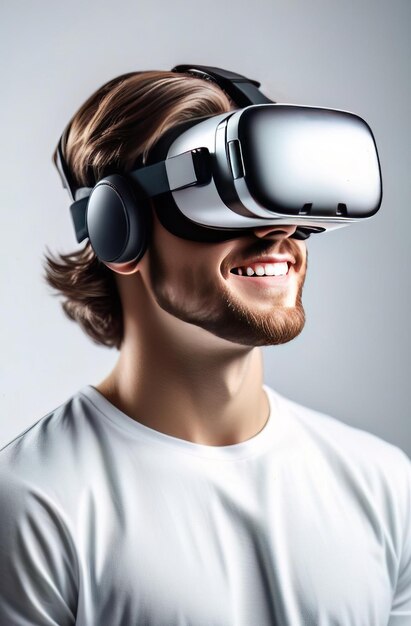 Ritratto di un giovane uomo europeo sorridente che indossa occhiali di realtà virtuale Vr