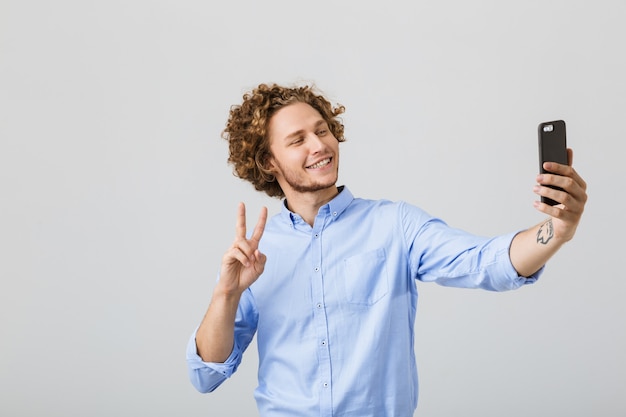 Ritratto di un giovane uomo felice con i capelli ricci