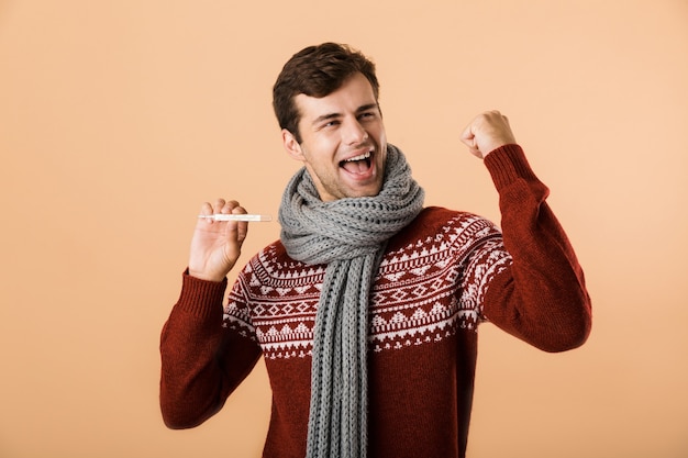 Ritratto di un giovane uomo felice vestito di maglione