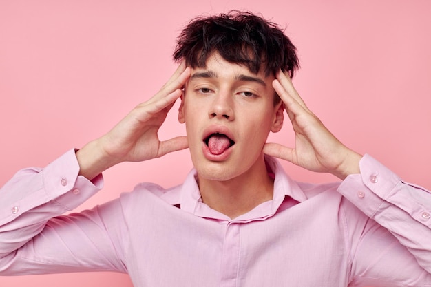 Ritratto di un giovane uomo in posa moda camicia rosa stile moderno isolato sfondo inalterato