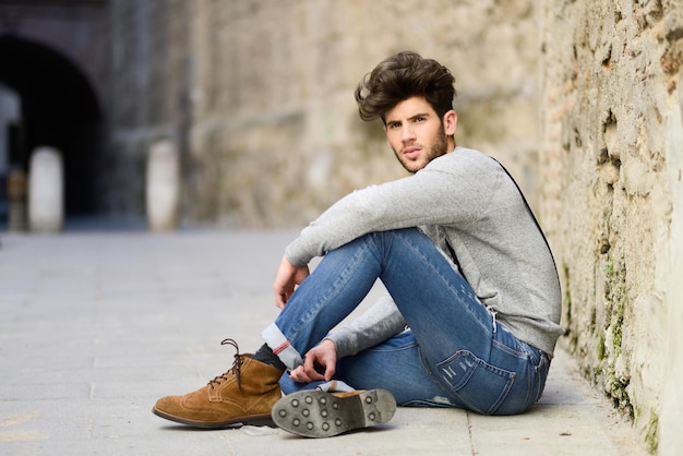Ritratto di un giovane uomo seduto all'aperto