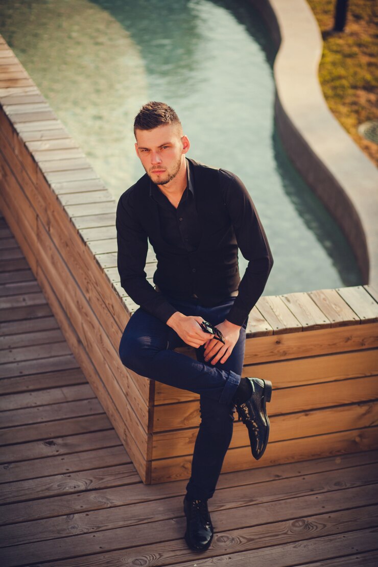 Foto ritratto di un giovane uomo seduto all'aperto