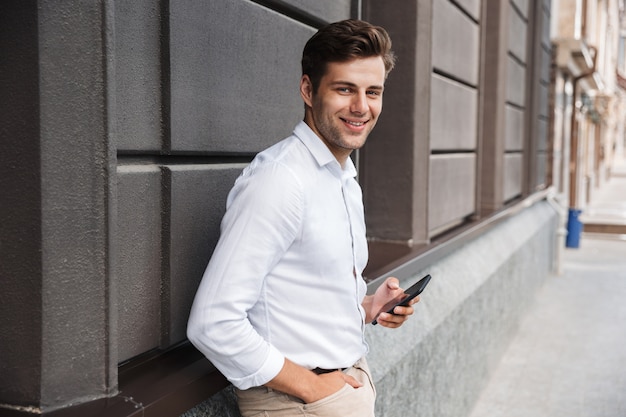 Ritratto di un giovane uomo vestito formale fiducioso