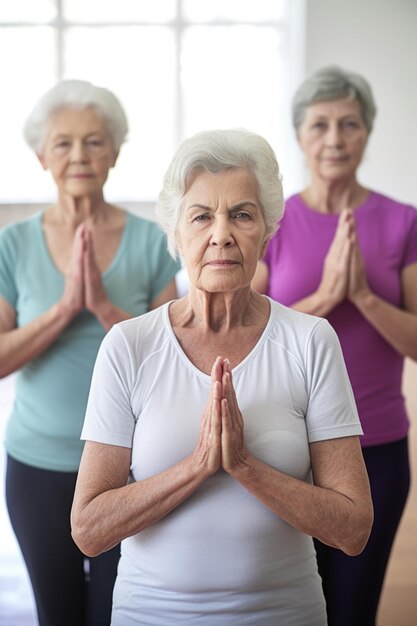 Ritratto di un gruppo di anziani che partecipano insieme a una lezione di yoga