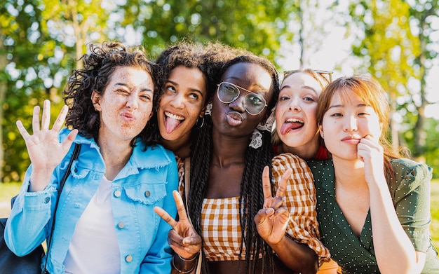 Ritratto di un gruppo di giovani donne di culture diverse amiche multirazziali che si divertono a diversità e inclusione