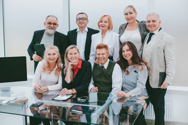 ritratto di un gruppo di professionisti di primo piano sul posto di lavoro in ufficio.