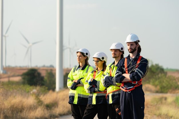 Ritratto di un ingegnere di stanza sul sito della turbina eolica a energia naturale con compiti di revisione giornalieri