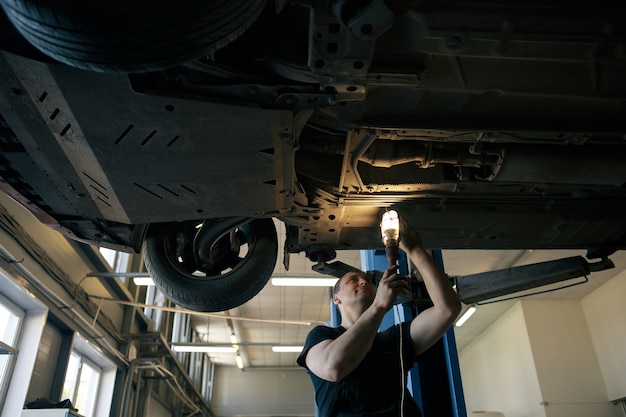 Ritratto di un meccanico al lavoro nel suo garage