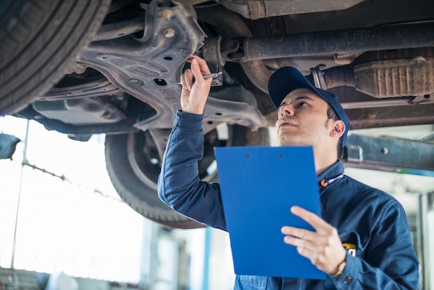 Ritratto di un meccanico al lavoro nel suo garage