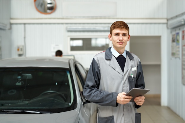 Ritratto di un meccanico di automobili in un'officina.