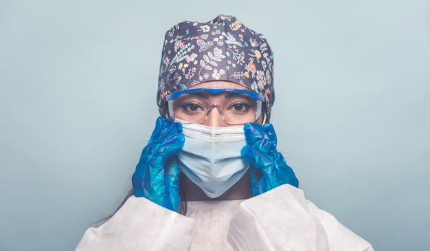 Ritratto di un medico che indossa una maschera su uno sfondo colorato