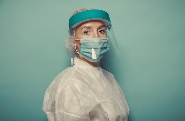 Ritratto di un medico che indossa una maschera sullo sfondo blu