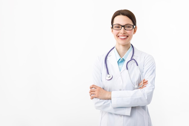Ritratto di un medico donna attraente con uno stetoscopio su sfondo bianco