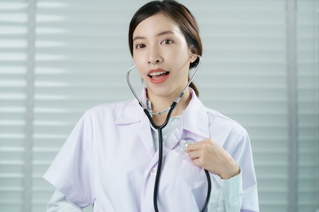 Ritratto di un medico giovane donna con stetoscopio in uniforme.