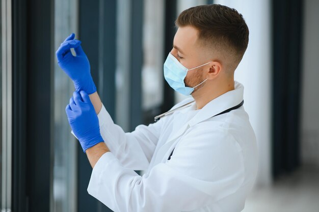 Ritratto di un medico in una maschera