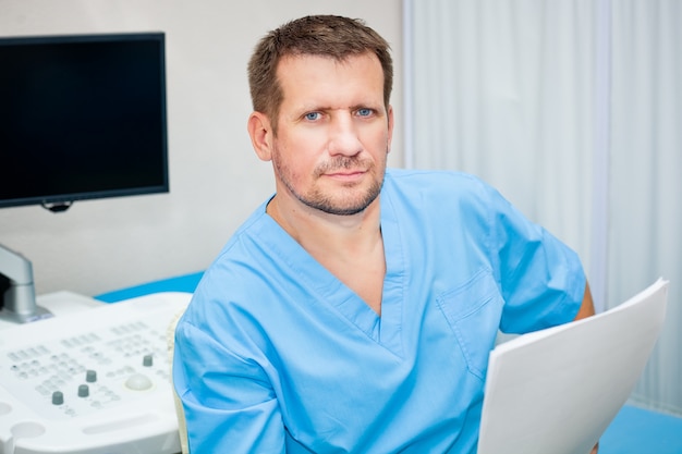 Ritratto di un medico in uniforme blu