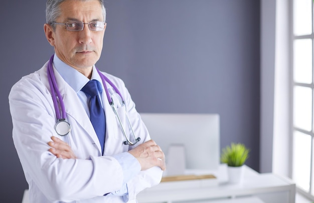 Ritratto di un medico sorridente nel suo luminoso ufficio