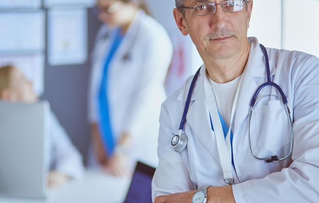 Ritratto di un medico sorridente nel suo ufficio luminoso