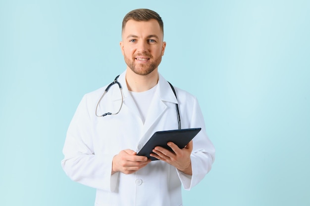 Ritratto di un medico sorridente su sfondo blu Concetto di assistenza sanitaria