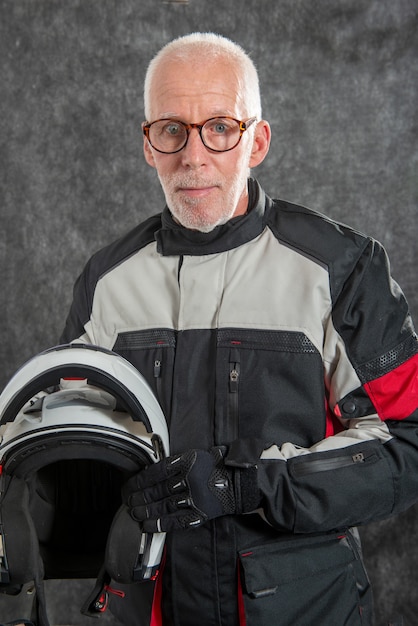 Ritratto di un motociclista anziano con il casco