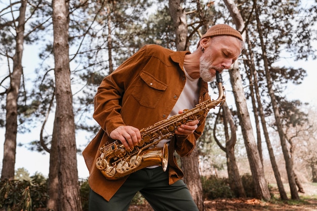 Ritratto di un musicista che suona uno strumento a fiato per la Giornata Mondiale della Musica